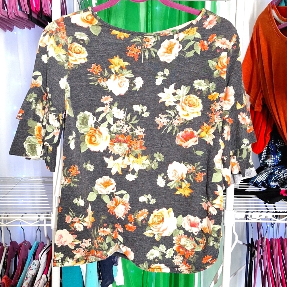 BLU PEPPER SIZE LARGE FLORAL OPEN BACK BLOUSE